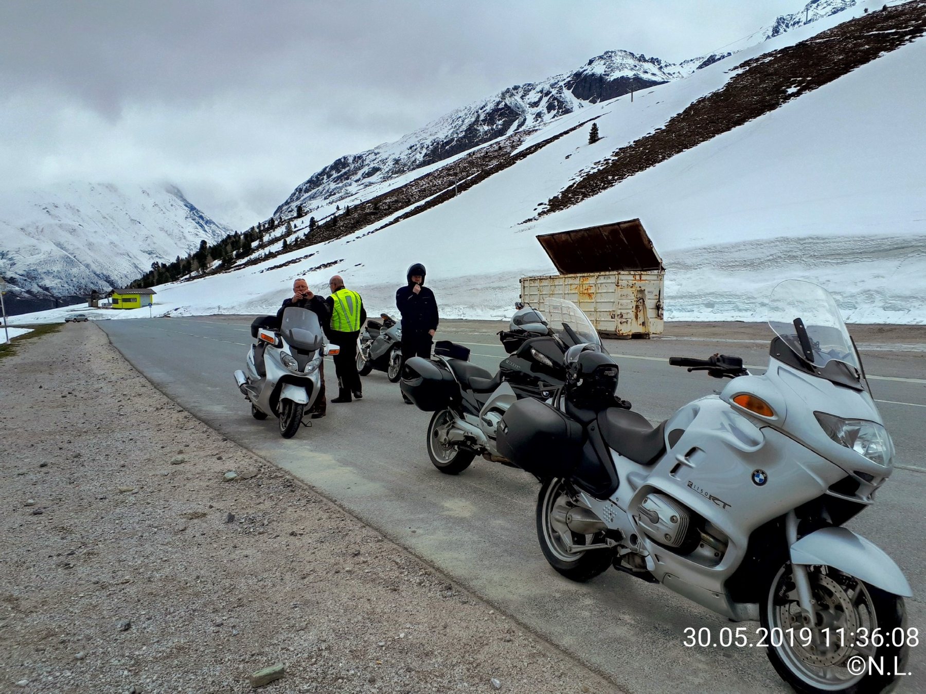 Motorradgruppe an einer Schneewand