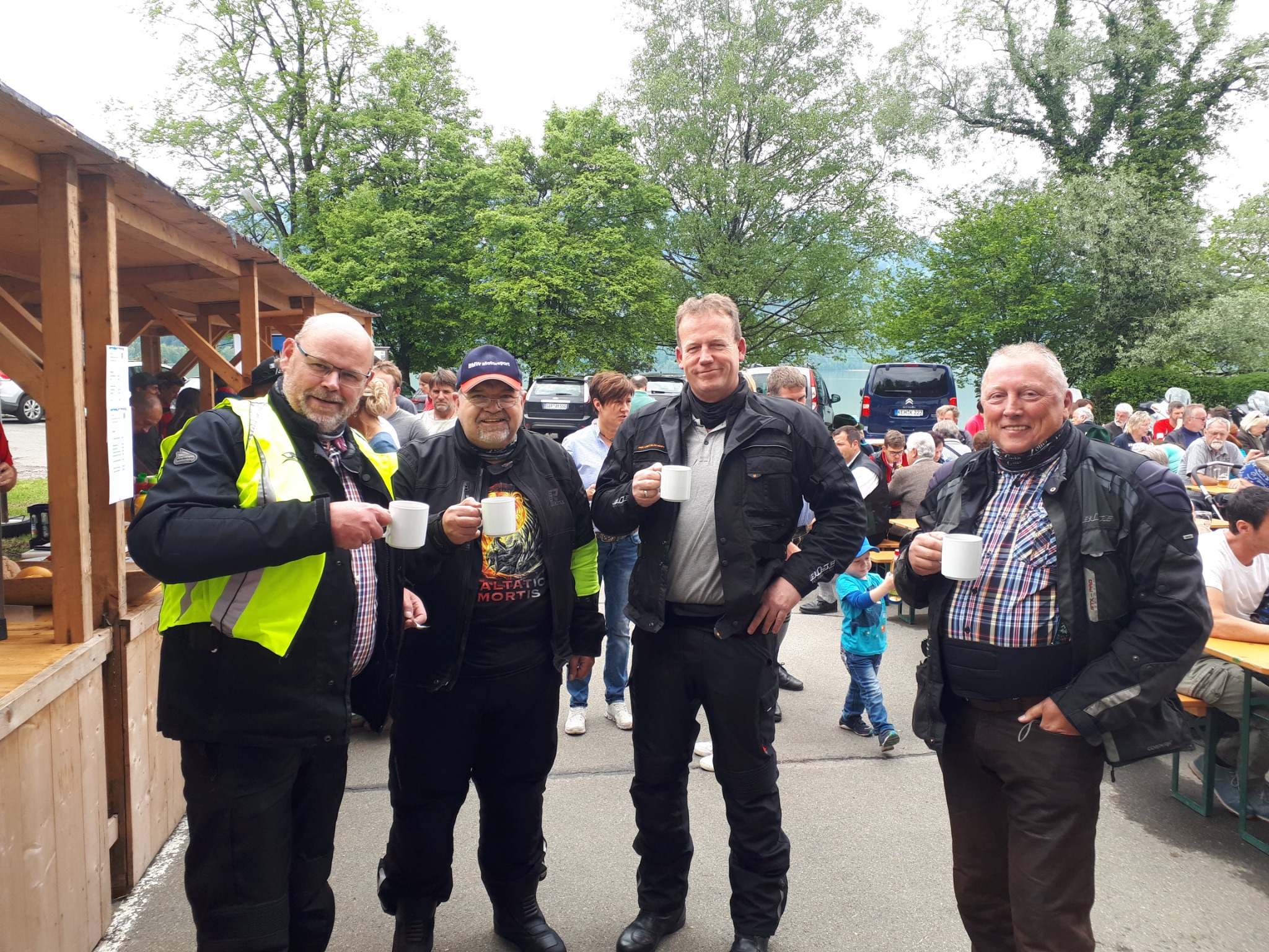 Motorradfreunde bei einer Pause